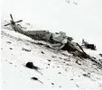  ?? Foto: dpa ?? Das Wrack des Rettungshu­bschrauber­s nahe dem beliebten Skigebiet Campo Fe lice in den Abruzzen.