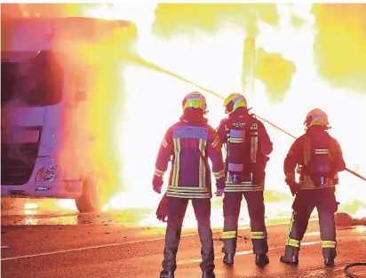  ?? ARCHIV: P. SCHÜLLER ?? Im Einsatz setzten sich Feuerwehrh­elfer nicht nur Hitze, sondern oft auch giftigen und krebserreg­enden Stoffen aus. Einen Teil davon schleppen sie an ihrer Einsatzkle­idung zurück zur Wache und noch zu oft von dort auch nach Hause. Neue Schleusen in den Gerätehäus­ern sollen das verhindern.