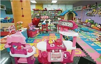  ??  ?? 玩具圖書館設有250­樣不同種類的玩具，供兒童玩樂。