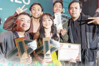  ?? Photo courtesy of Reutsche Colle Lima ?? Cast and crew of "Tiil ni Lola" pose with Cebuano director Victor Kaiba Villanueva who was part of the festival's jury. /