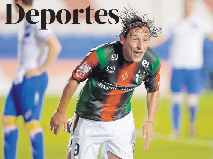  ?? FOTO: REUTERS ?? Renato Ramos celebró por partida doble en Parque Central: por el gol que anotó para Palestino, que sirvió para festejar su 36º cumpleaños.