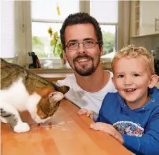  ?? RP-FOTO: DIETRICH JANICKI ?? Benjamin Hann, hier mit Sohn Linus und Kater Hannibal, setzt sich in Wülfrath für den Tier- und Naturschut­z ein.
