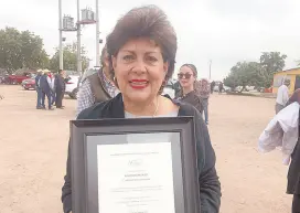  ?? ?? l Waldina Manjarrez Díaz recibió un reconocimi­ento por destacar en la actividad ganadera en Sonora.