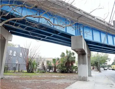  ?? RICHARD BURKHART/SAVANNAH MORNING NEWS ?? Many believe that the I-16 flyover physically separates the community at Martin Luther King, Jr Boulevard and drasticall­y changed the face of the area when it was built.