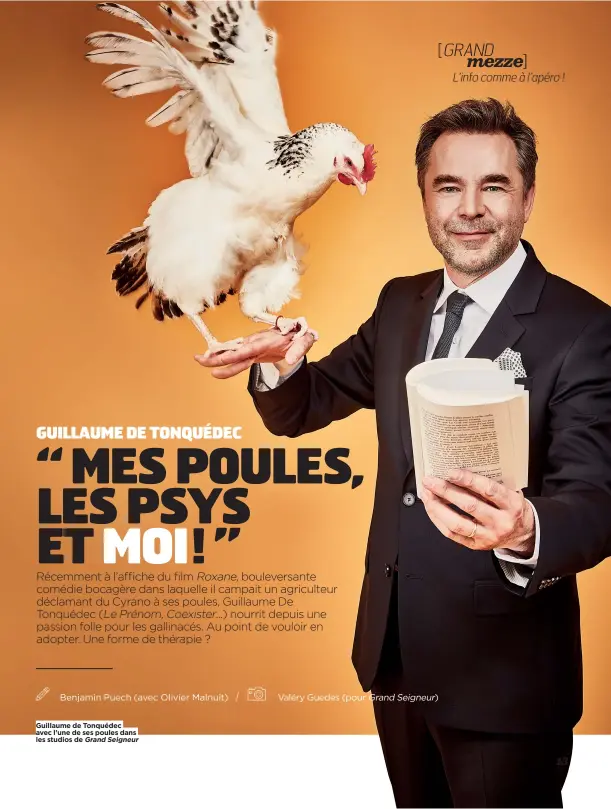  ??  ?? Guillaume de Tonquédec
avec l'une de ses poules dans
les studios de Grand Seigneur