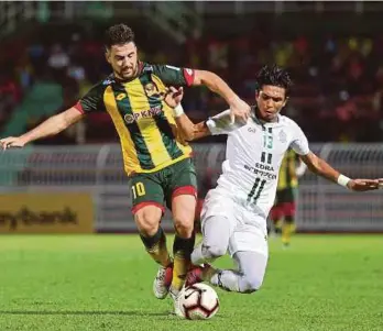  ?? PIC BY SHARUL HAFIZ ZAM. ?? Kedah’s Jonatan Jesus Bauman (left) in a tussle with Melaka United’s Razman Roslan on Saturday.