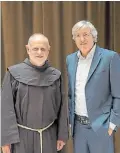  ?? ?? Presentaci­ón. Fray Jorge con Alejandro Roemmers, uno de sus principale­s aportantes.