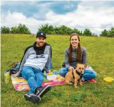  ?? Fotos: Michael Eichhammer ?? Ein Picknick darf beim Bergwander­n nicht fehlen: Nico Hergöth und Christina Mayer machen Brotzeit auf dem Müllberg.