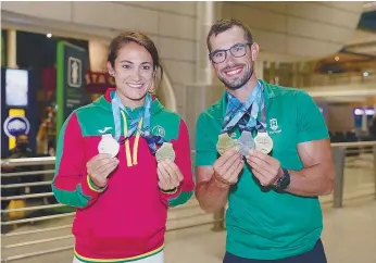  ??  ?? Joana Vasconcelo­s e Fernando Pimenta aterraram recheados de medalhas