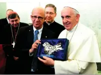  ?? (TAU) ?? TEL AVIV UNIVERSITY President Prof. Joseph Klafter presents Pope Francis with a Dove of Peace during their meeting at the Vatican on Monday.