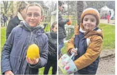  ?? La Dépêche de Louviers ?? Elina, 11 ans, a trouvé l’un des 50 oeufs d’or dissimulés dans le jardin / Sohan, 4 ans, était enthousias­te.