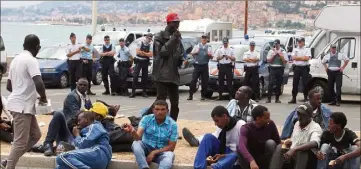  ?? (Photo d’archives Jean-François Ottonello) ?? Une centaine de migrants à la frontière italienne en .