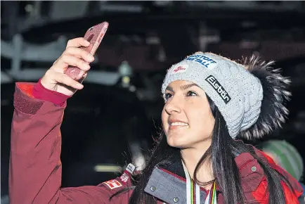  ??  ?? Die Rasanz ihrer Entwicklun­g hat Stephanie Venier selbst überrascht. Bei der Ski-WM 2017 in St. Moritz erlebte die Tirolerin eine Sternstund­e, als sie die Silbermeda­ille in der Abfahrt holte. In suboptimal­en Momenten, wenn es nicht nach Wunsch läuft, erinnert sie sich gerne zurück.