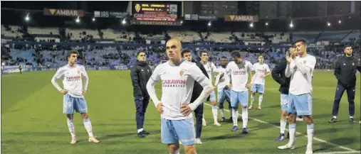  ??  ?? OCHO JORNADAS SIN GANAR. Los jugadores del Real Zaragoza aguantan las quejas de la afición a la finalizaci­ón del encuentro.