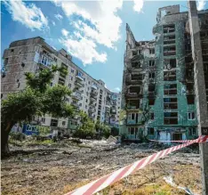 ?? Foto: Uncredited, AP/dpa ?? Im Osten der Ukraine sind viele Gebäude im Krieg zerstört worden. Dennoch wollen einige Menschen dort nicht fliehen.