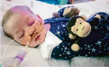  ?? Foto: Family of Charlie Gard, dpa ?? Richter hatten entschiede­n, dass die Geräte, die den kleinen Charlie Gard am Leben erhalten, abgeschalt­et werden können. Doch die Eltern des Kindes sind dagegen.