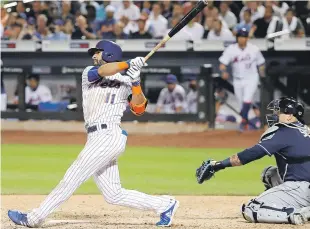  ?? AP ?? José Bautista expande los brazos y conecta un grand slam que decidió la victoria de los Mets sobre los Rays.