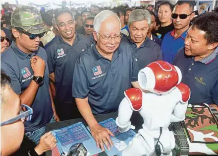  ?? BERNAMA PIC ?? Prime Minister Datuk Seri Najib Razak visiting a booth at the Ekspresi Negaraku event in Dataran Putrajaya yesterday. With him are Deputy Prime Minister Datuk Seri Dr Ahmad Zahid Hamidi, Communicat­ions and Multimedia Minister Datuk Seri Salleh Said...