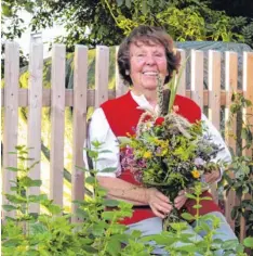  ??  ?? Die heimische Kräuterexp­ertin Anni Böck präsentier­t einen schwäbisch­en Kräuterbus­chen.
