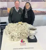  ?? PHOTO: KATRINA BISHOP ?? Feelgood . . . John and MaryLiz Sanders show off their winning fleece in the Child Cancer Foundation fleece competitio­n.