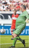  ?? FOTO: DPA ?? Ein bisschen rundlicher geworden, aber das Torhüten geht immer noch: Franz Wohlfahrt beim VfBLegende­nspiel.