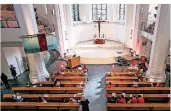 ?? RP-FOTO: H.-J. BAUER ?? Wo es Präsenzgot­tesdienste gibt, wird die Zahl der Besucher stark reduziert. Im Bild: ein Gottesdien­st in der Johanneski­rche nach Ende des ersten Lockdowns.