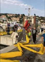  ??  ?? Un barrage flottant a été acheminé pour Port-Cros afin d’entraver la pollution par hydrocarbu­res qui vient de toucher l’île. (DR)