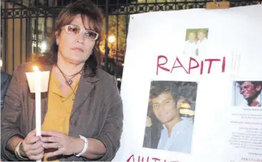  ?? Ansa ?? A Palermo Rossella Accardo mostra una foto del figlio scomparso, Stefano Maiorana