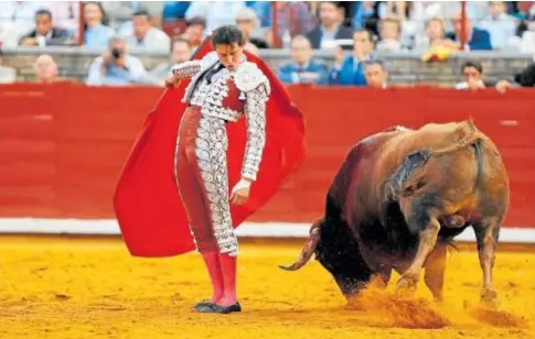  ?? // ÁNGEL RODRÍGUEZ ?? Roca Rey fue el triunfador de la Feria al cortar tres orejas en la corrida del domingo