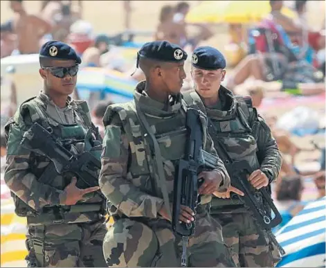  ??  ?? Soldados franceses patrulland­o cerca de la playa de Biarritz, el pasado sábado