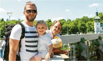  ?? Foto: Zapf-deniz ?? Bruno und Rita Rothbächer kommen mit Tochter Maja gerne an den Kuhsee. Dort finden Eltern und Tochter alles für einen entspannte­n Tag.