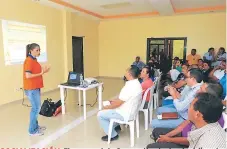  ??  ?? SOCIALIZAC­IÓN. El personal de Copeco llegó a la alcaldía esta semana para explicarle­s en qué consistirá la obra.