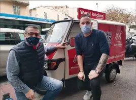  ?? (Photo F. D) ?? Thomas Rossat (à droite ci-dessus) et son associé, Frédéric, viennent de lancer World Kitchen à Saint-Roch. Le tuk-tuk rouge ne passe inaperçu !