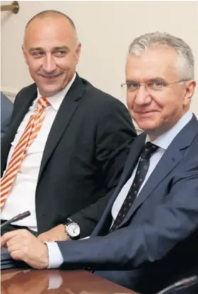  ??  ?? Potpredsje­dnik SDP-a Rajko Ostojić (desno) udario je po Ivanu Vrdoljaku