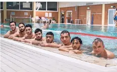  ?? FOTO: ZOLTAN LESKOVAR ?? Eine Bahn klappt schon: Die Jungs der Auffangkla­ssen für Flüchtling­e am BBBK lernen erst seit September schwimmen.