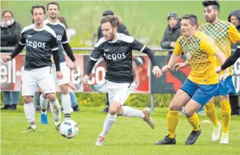  ?? FOTO: HUBERT MÖHRLE ?? Patrick Klotz (m.) treibt den Ball und seine Mannschaft an. Am Ende unterliegt der FC Ostrach mit 2:5 beim designiert­en Meister SSV Ehingen-Süd.