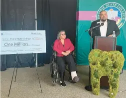  ?? MARGIE RITCHIE/DAILY SOUTHTOWN ?? Prairie State College President Michael Anthony accepts a $1 million grant for the dental hygiene program from U.S. Rep. Robin Kelly.