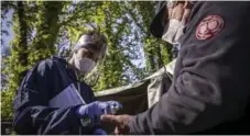  ?? GETTY ?? Europa. Un trabajador de la salud desinfecta la mano del hombre frente a la tienda militar antes de la prueba del coronaviru­s en Praga. /