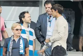  ?? FOTO: UNCITI ?? Xabi Prieto charla con Pablo Benegas de ‘La Oreja de Van Gogh' en Anoeta