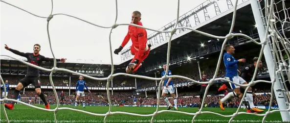  ?? — Reuters ?? Rampage: Mesut Ozil (right) scoring Arsenal’s second goal against Everton at Goodison Park yesterday.