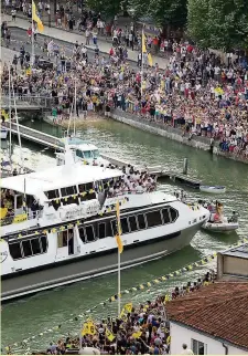  ??  ?? Les supporters ont accueilli les joueurs sur le port. Photo DR