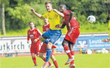  ?? FOTO: KOPF ?? Der Leutkirche­r Marvin Ringer (gelb-blaues Trikot) setzt sich gegen Mohamed Kamara durch.