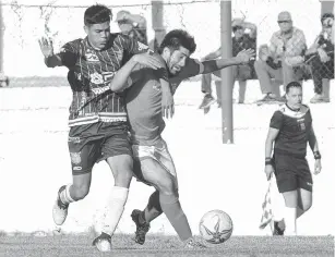  ?? PABLO PRESTI - LA NUEVA. ?? Aguanta, Leonel Navarro intenta proteger la pelota ante la marca de Tomás Arzer.