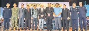  ??  ?? PENDEDAHAN: Ahli panel Program Advokasi Ilmuan bergambar bersama tetamu jemputan yang menghadiri majlis itu. Turut kelihatan Wan Abdul Bari (dua kanan), Raduan (lima kanan), Kasim (empat kiri) dan Kamarulniz­am (tiga kanan).