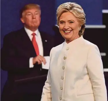  ?? [FOTO AFP] ?? Clinton meninggalk­an podium selepas debat ketiga dengan Trump di Universiti Nevada, Las Vegas, semalam.