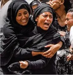  ?? JEMAL COUNTESS / GETTY IMAGES ?? Mourners visit the crash site of Ethiopian Airlines Flight ET302 on Thursday in Ejere, Ethiopia.