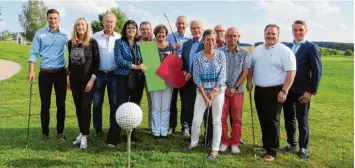  ?? Foto: Thomas Goßner ?? Spendenübe­rgabe im Golfclub Tegernbach: (von links) Niklas Jahn (Forum Media Group), Ariane Kabend (Viktoria Parfümerie), Helmut Milzarek (Galabau Milzarek), Iris Trinker (GC Tegernbach), Reinhard und Evelin Hanke (Büroservic­e Hanke), Hannes Pro eller...