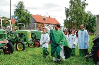  ?? Fotos: Walter Kleber ?? Viel Weihwasser­dusche von Pater Sunil gab es für die auf der Festwiese in Reih und Glied aufgestell­ten Oldtimer.