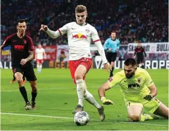  ?? RONNY HARTMANN/AFP PHOTO ?? BANYAK PILIHAN: Timo Werner (tengah) melewati kiper Augsburg Tomas Koubek pada laga Bundesliga (21/12).