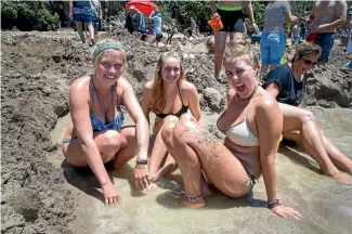  ?? DOMINICO ZAPATA / FAIRFAX NZ ?? German backpacker­s Mary-Sophie Cremer, Paulina Schwab and Leah Schneeklot­h are fine with hole-hopping on Hot Water Beach – but nudity is a no-no if there are kids around.